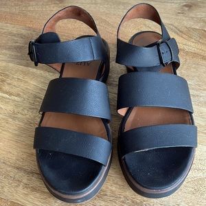 Black leather Naturalizer sandals